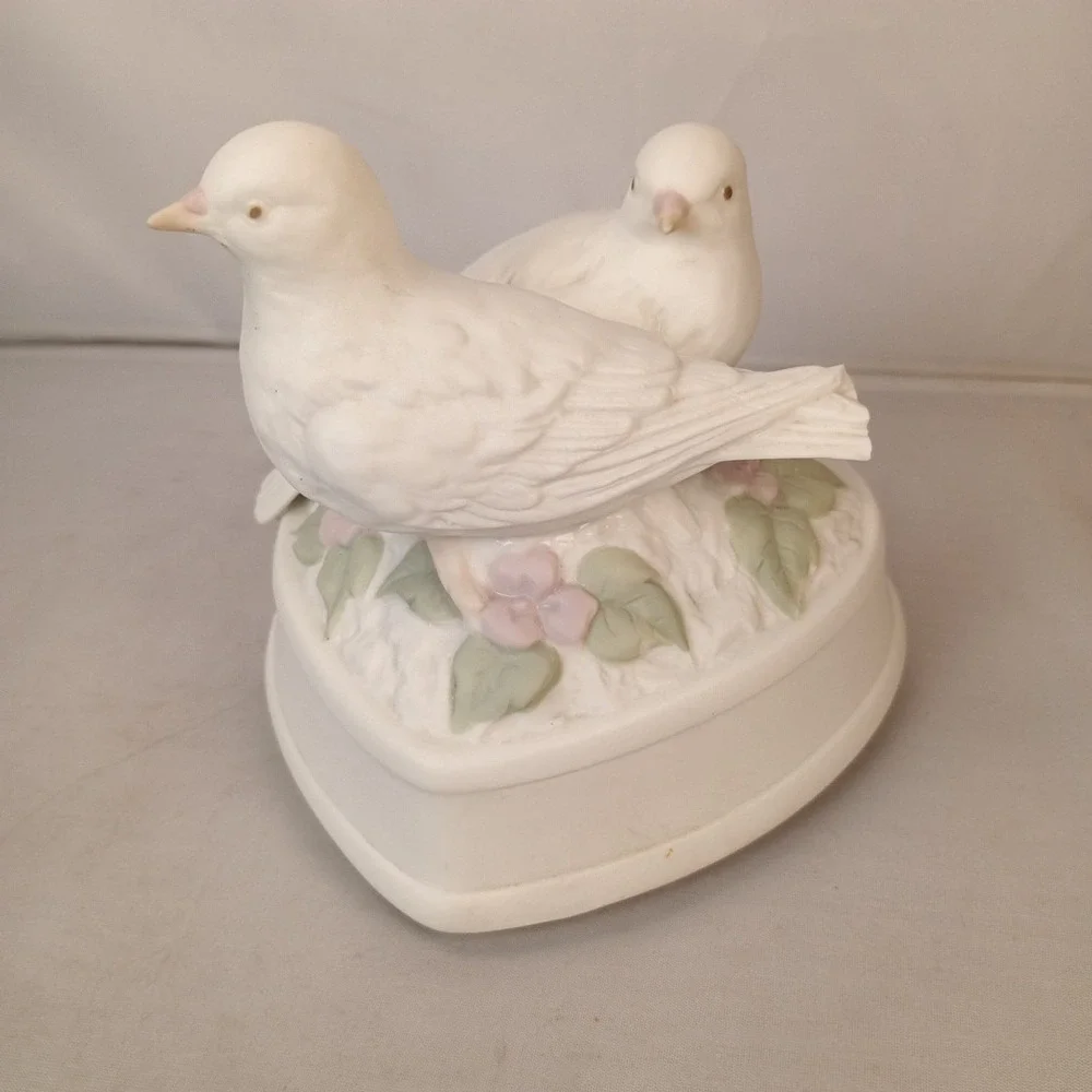 Crowning Touch Music Box and Turns Turtle Doves Heart Birds Porcelain Japan